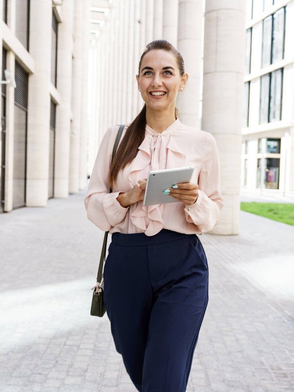 working-as-an-online-consultant-in-a-bank-in-the-business-clothes-of-an-office-employee--qjn5tgj7doij4cxp310qorgvzv5d8cvkanih83p16o